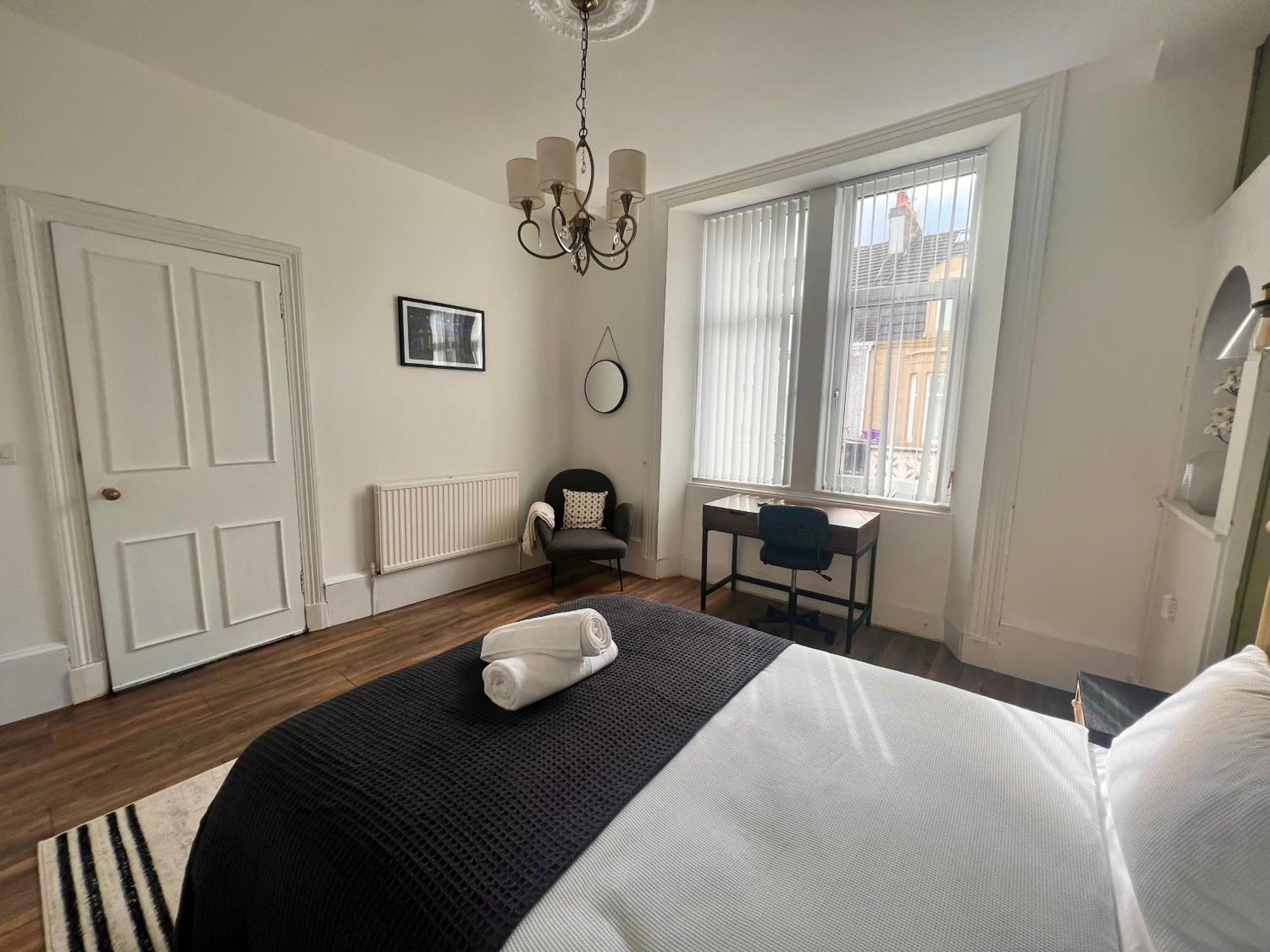 Spacious 3 Bedroom Home In Glasgow - Free Parking Екстер'єр фото