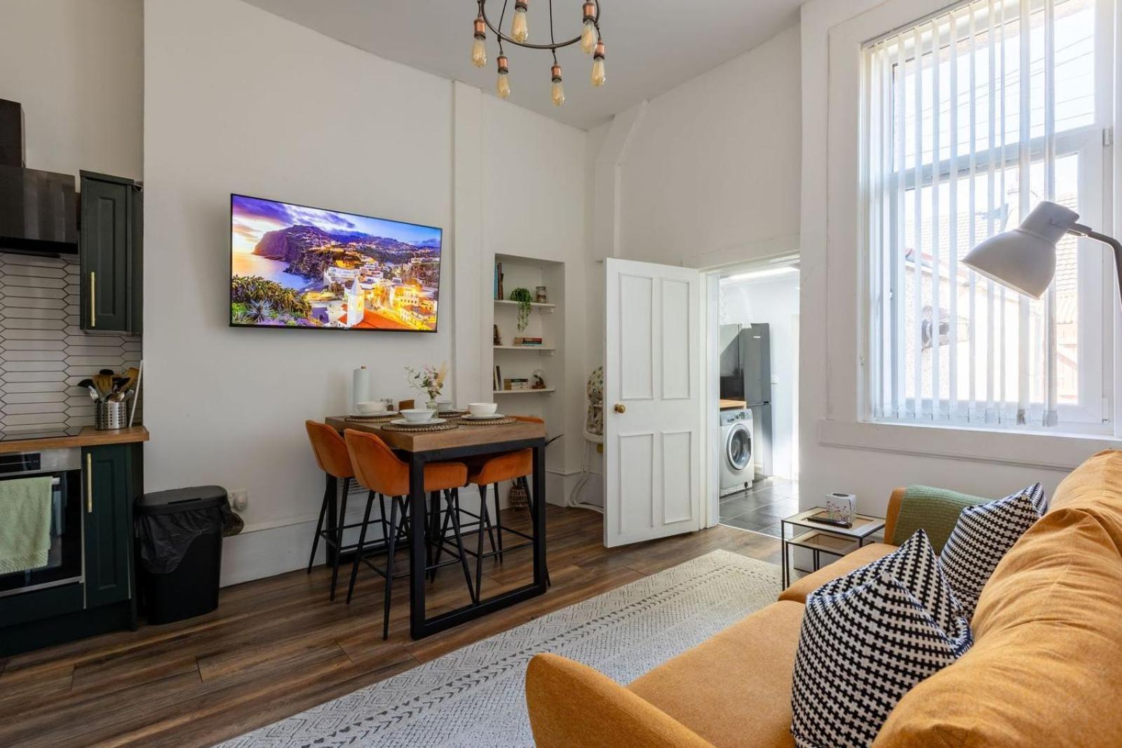 Spacious 3 Bedroom Home In Glasgow - Free Parking Екстер'єр фото
