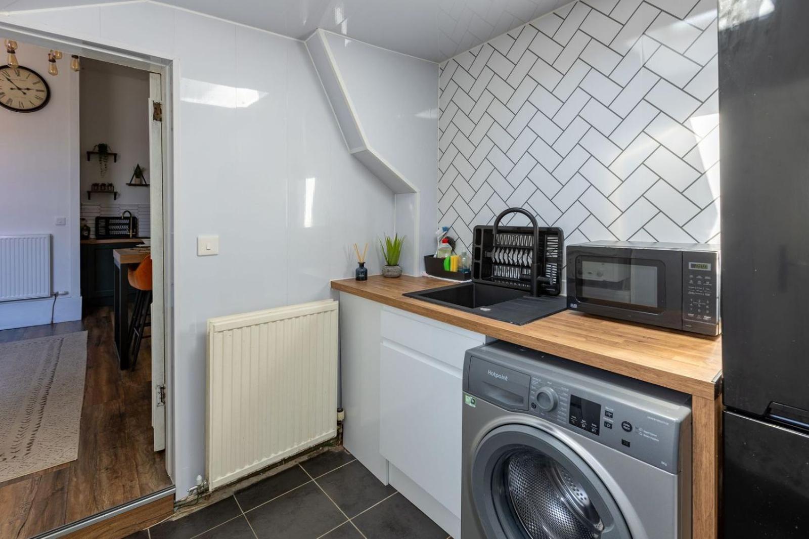 Spacious 3 Bedroom Home In Glasgow - Free Parking Екстер'єр фото